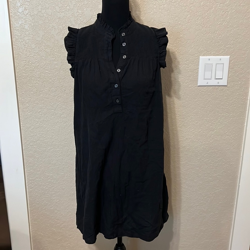 Black sleeveless dress